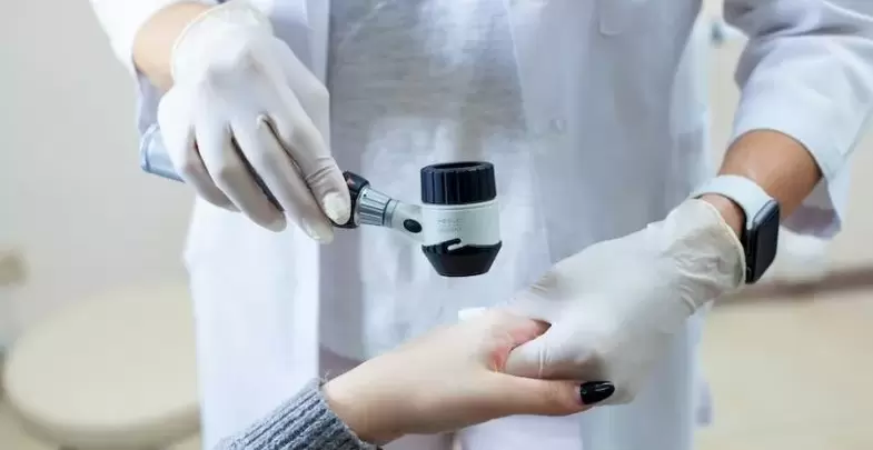Pacientam ar kārpām dermatologs veic diagnostisko izmeklēšanu
